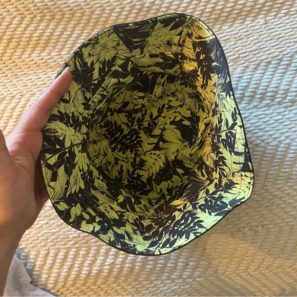 NWOT Lululemon reversible bucket hat - Picture 3 of 4